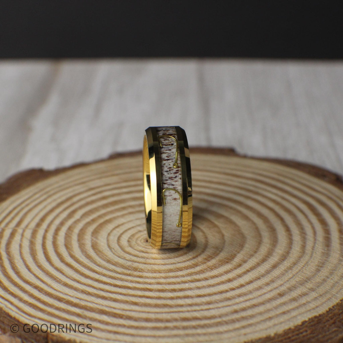 This 8mm gold tungsten band pairs genuine antler with a fishing hook detail, creating a stylish tribute to fishing and adventure.