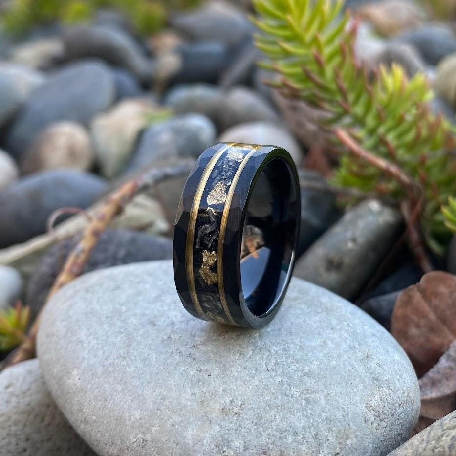 Meteorite and Gold Leaf Hammered Wedding Ring, Space ring, Meteorite ring, Men's ring, Gold ring, Hammered Wedding Ring, Unique wedding band